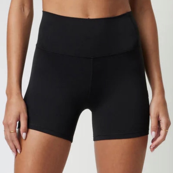 🆕Vuori All The Feels Short in Black • Brand New Tags Attached! - Picture 3 of 4